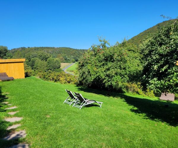 Die Liegewiese Obstgarten zum Ausspannen und Relaxen auf dem Landgut Pfauenhof in der Eifel